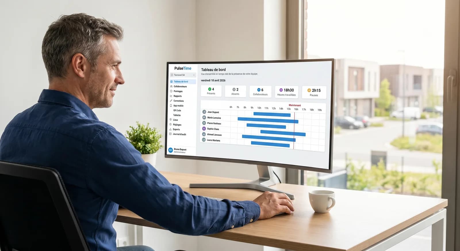 Dirigeant d'une PME belge supervisant les présences de son équipe en temps réel sur le dashboard PulseTime
